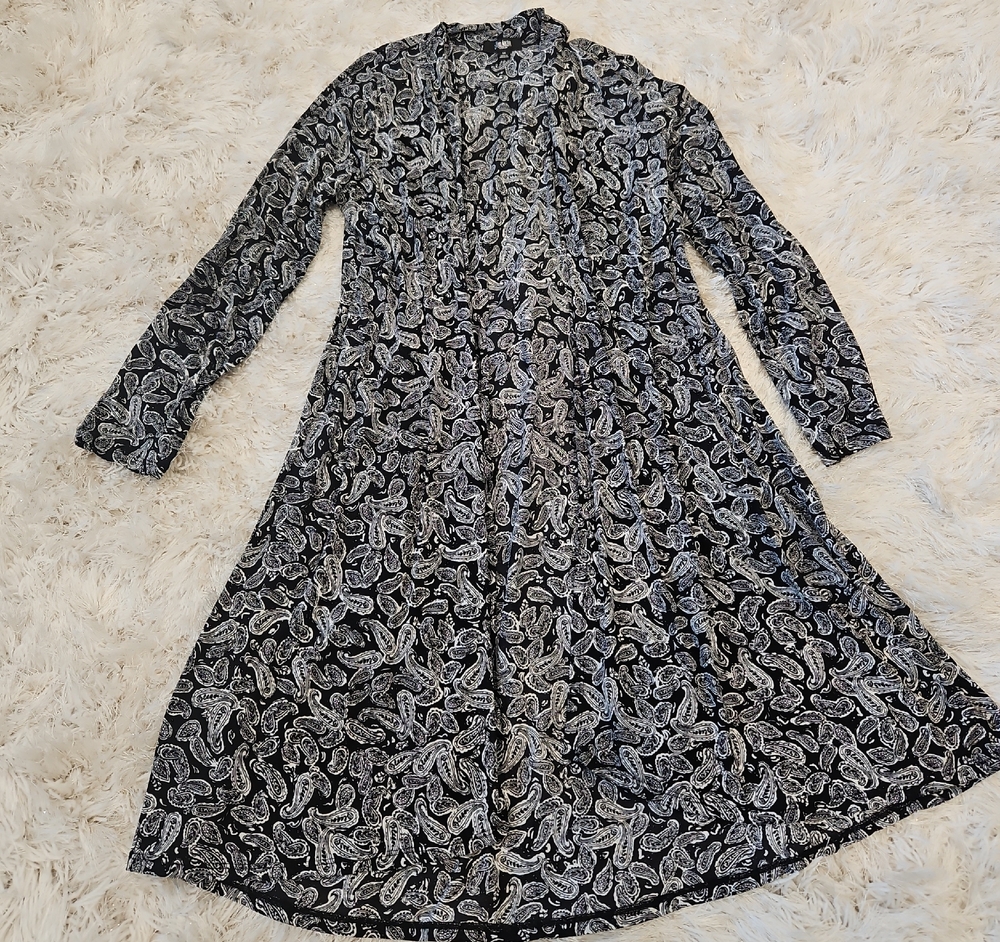 Investments Elegant Black and White Paisley Cape